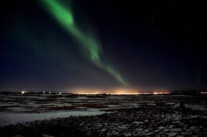 Una aurora boreal en Islandia, captada por la usuaria &#039;carolinw&#039; en Pixabay.