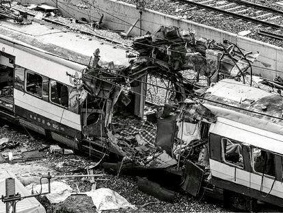 Restos de vagones de tren en las cercanías de la estación de Atocha, en la calle Téllez de Madrid, el 11-M.