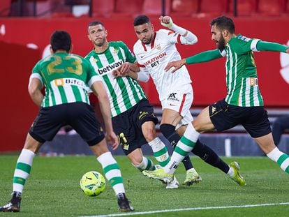 En-Nesyri intenta marcharse de Guido y Borja Iglesias en el último derbi jugado por Sevilla y Betis.