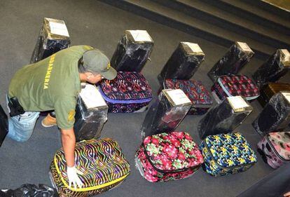 Las valijas descubiertas en la embajada rusa cargadas de coca&iacute;na.