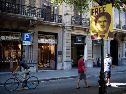 Un poster en Barcelona pide la libertad de Carles Puigdemont, huido en Bélgica.