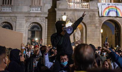 Protesta en Barcelona contra el toque de queda obligatorio en toda España, este viernes.