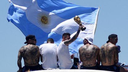 Lionel Messi y la selección celebran con la Copa del Mundo la llegada a Buenos Aires.