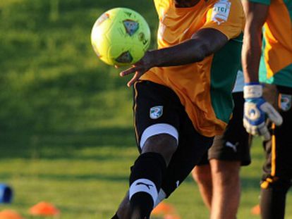 Drogba dispara en un entrenamiento con Costa de Marfil.