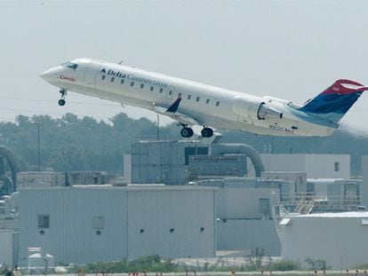 Un avión comercial de la compañía regional Comair en el aeropuerto de Lexington en Kentucky, Estados Unidos.