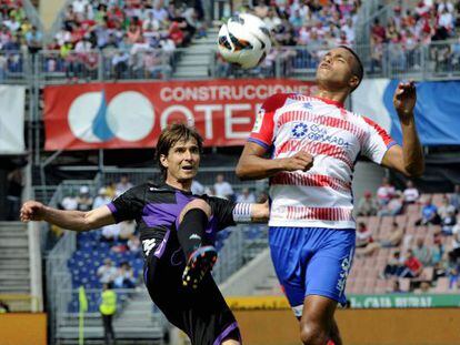 El Arabi, autor del gol del Granada, pelea el balón con Rubio.