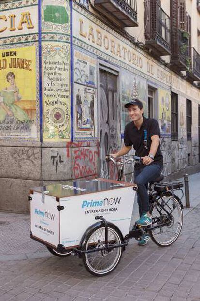 Un repartidor de Amazon con un triciclo en el centro de Madrid.