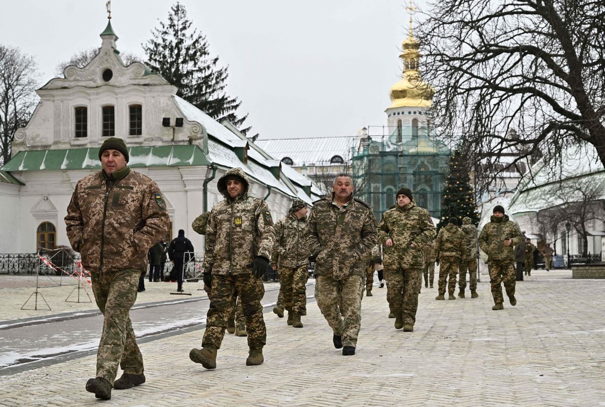 Unos soldados ucranios llegaban este sábado al Monasterio de las Cuevas de Kiev.