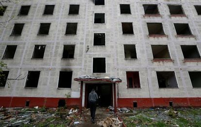 Un operario entra en un edificio que está preparado para ser demolido, en Moscú (Rusia).