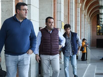 Manuel Hernández (en el centro) a su salida de la reunión en el Ministerio de Transportes, este jueves.