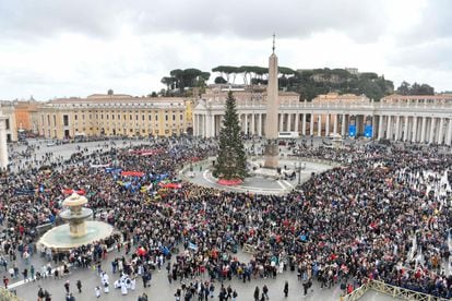 Asistentes durante el rezo del Ángelus, este en la plaza de San Pedro en el Vaticano. 