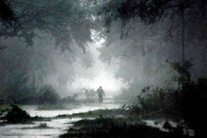 El huracán "Rita" tocó tierra en Luisiana el sábado 24 derribando a su paso líneas eléctricas y árboles.