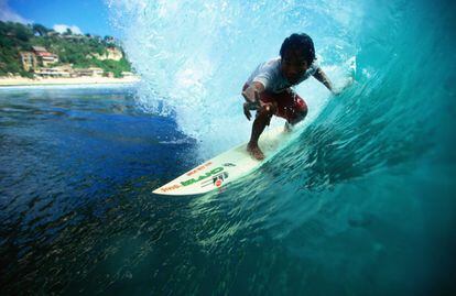 Bali fue el primer lugar de Asia donde despegó el surf y no parece perder fuelle (en la foto, un surfista en la península de Bukit). En los meses con “r”, hay que surfear en el este; el resto del año, hay que ir al oeste, con rompientes míticos como Padang Padang. Los surfistas se desplazan por la isla en motocicletas con soportes para sus tablas. La playa Balian es un destino clásico y de visita obligada entre junio a agosto, su mejor época. Otra opción es Impossibles, al norte de Padang Padang, desafiante rompiente de arrecife con tres picos y veloces secciones de tubos de izquierdas.