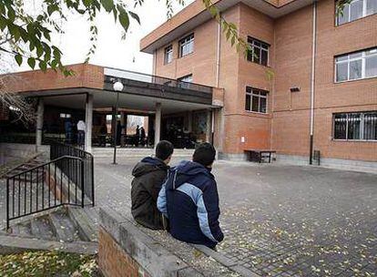 El instituto público Mirasierra, que tendrá que cerrar por las obras de prolongación del metro.