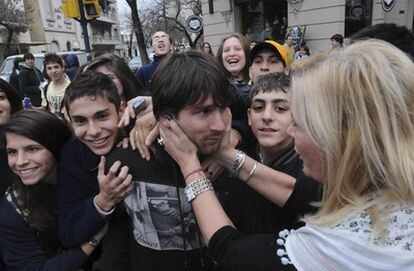 Una aficionada consuela a Messi tras la agresión.