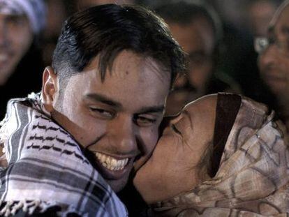 Un joven palestino recibe un beso de su madre después de ser liberado.