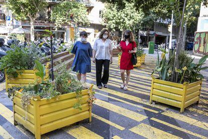 El equipo del ayuntamiento de BArcelona, con Colau en el centro, recorre una de las zonas amarillas, destinadas principalmente a caminar. |
