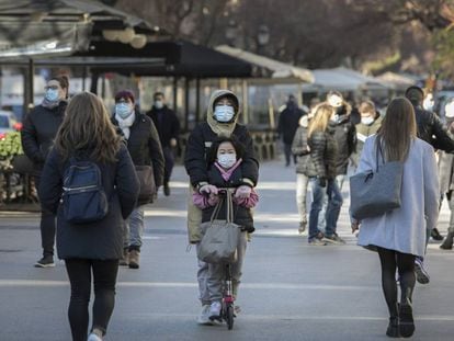 Una dona amb patinet amb una zona per a vianants.