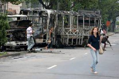 Ante la ola de violencia, algunas empresas, especialmente las que atienden los suburbios, han decidido retirar sus vehículos de las calles y algunos conductores se abstienen de pasar por los sectores considerados como más críticos. EFE/Archivo