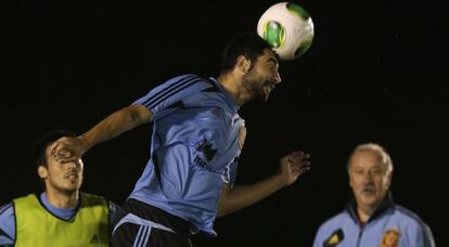 Albiol cabecea un balón entre Silva y Del Bosque.