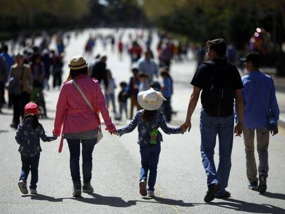 Una familia pasea por el Parque del Retiro (Madrid), en una imagen de archivo.