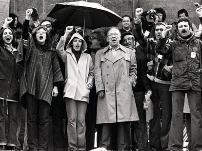 De izquierda a derecha, Ana Belén, Rosa León, Belén de Piniés, Juan Antonio Bardem, Santiago Carrillo y Juan Diego cantan puño en alto 'La Internacional', en la fiesta-mitin del PCE en Torrelodones (Madrid) el 12 de junio de 1977.