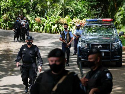 La policía de Nicaragua rodea la casa de la líder opositora Cristiana Chamorro.