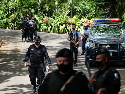 La policía de Nicaragua rodea la casa de la líder opositora Cristiana Chamorro.