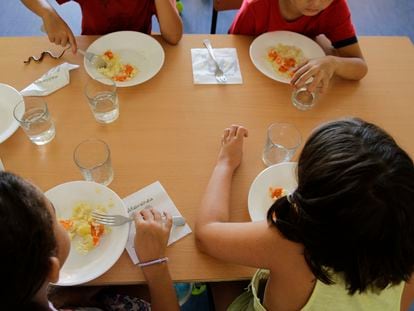 Alumnos de un colegio en Fresnedillas de la Oliva, en la Comunidad de Madrid, comen en el comedor del colegio.