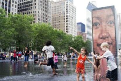 La fuente del artista catalán Jaume Plensa en el Millennium Park de Chicago proyecta las caras de ciudadanos anónimos de la ciudad estadounidense.