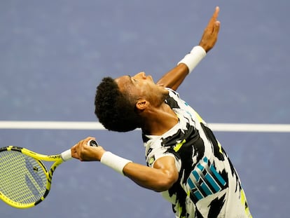 Felix Auger-Aliassime, sirve durante el partido contra Murray.