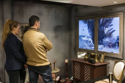 Visitantes de la recreación de una casa siria en el metro de Buenos Aires.