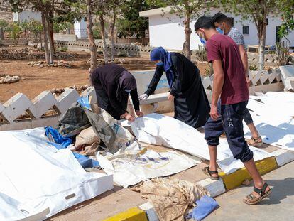 Vecinos de Derna buscaban entre los cadáveres tendidos en las aceras, este martes.