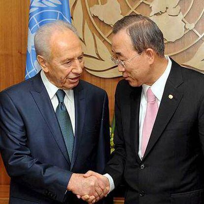El presidente israelí, Simon Peres, junto al secretario general de la ONU, Ban Ki-Moon, hoy en la sede de Naciones Unidas en Nueva York