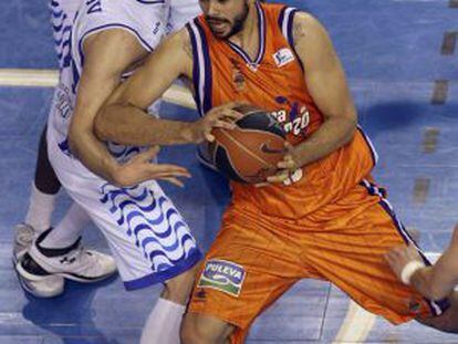 El pívot brasileño del Valencia Basket Vitor Faverani, lucha por un balón.