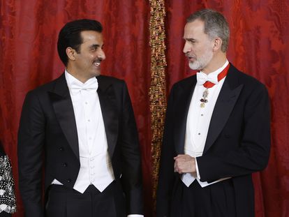 El rey Felipe VI conversa con el emir de Catar, Tamim bin Hamad Al Thani, antes de la cena de gala en Madrid.