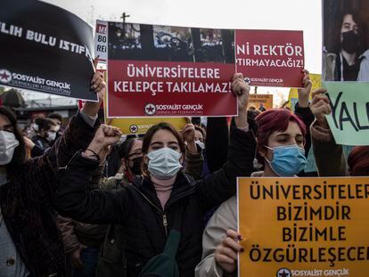 Estudiantes turcos se manifiestan en Estambul el pasado día 6 contra la imposición de un nuevo rector en la Universidad del Bósforo.