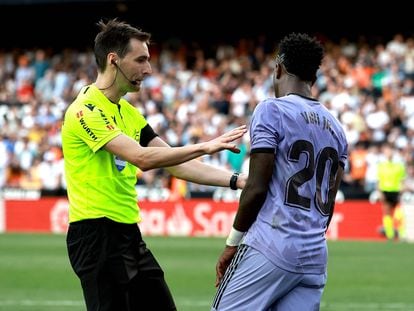 El árbitro De Burgos Bengoetxea habla con Vinicius durante el Valencia - Real Madrid del pasado domingo.