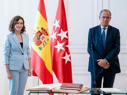 La presidenta de la Comunidad de Madrid, Isabel Díaz Ayuso, y el vicepresidente y titular de Educación, Enrique Ossorio, en un acto oficial.