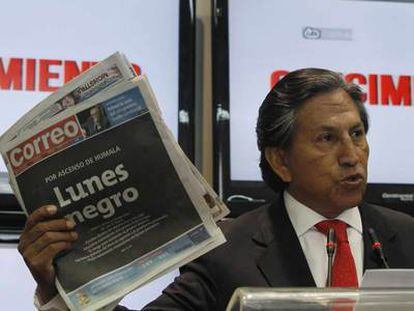 El expresidente peruano Alejandro Toledo muestra un diario que recoge la caída de la Bolsa de Lima tras el ascenso en las encuestas de Ollanta Humala.