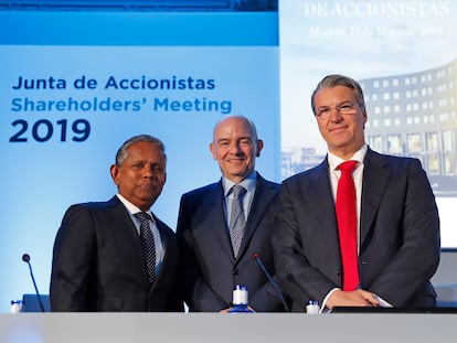 Dillip Rajakarier, consejero delegado de Minor Hotels; Ramón Aragonés, consejero delegado de NH, y Alfredo Fernández Agras, presidente del Consejo y consejero independiente que ha presentado su dimisión.