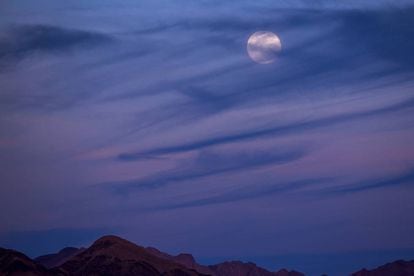 La luna sale sobre el desierto de Mojave en California.