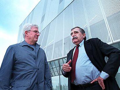 Eugenio Trías (a la derecha) e Isidoro Reguera, fotografiados en Barcelona.
