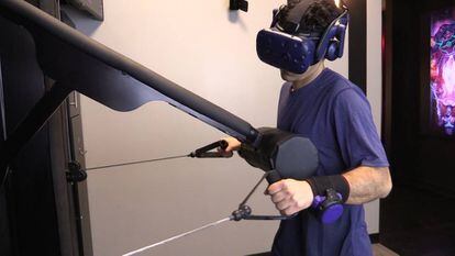 Un chico haciendo deporte en el gimnasio de realidad virtual. 