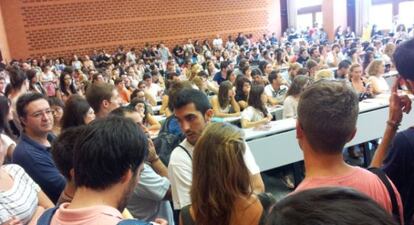 Alumnos de Derecho buscan sitio en el aula.