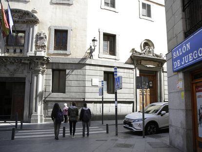 Salón de juegos y apuestas deportivas junto al Instituto San Isidro de Madrid. 
 