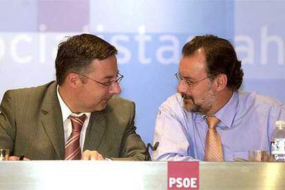 José Blanco (izquierda) y Álvaro Cuesta, durante una reunión del PSOE sobre las próximas elecciones municipales.