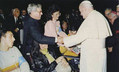 El fraile de la abadía de Montserrat Andreu Soler, acusado de abuso de menores, saluda al papa Juan Pablo II en Roma en 1988.
 