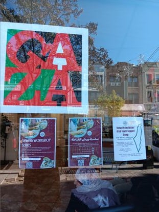 Carteles en solidaridad con la población de Gaza, en un negocio de Bay Ridge (Nueva York).