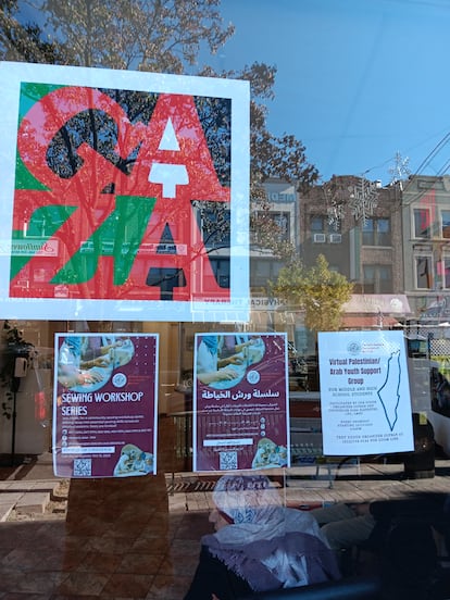 Carteles en solidaridad con la población de Gaza, en un negocio de Bay Ridge (Nueva York).